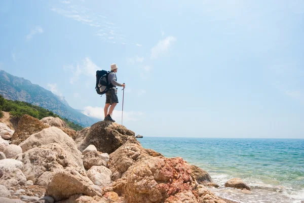Wanderer an einem steinigen Meeresufer — Stockfoto