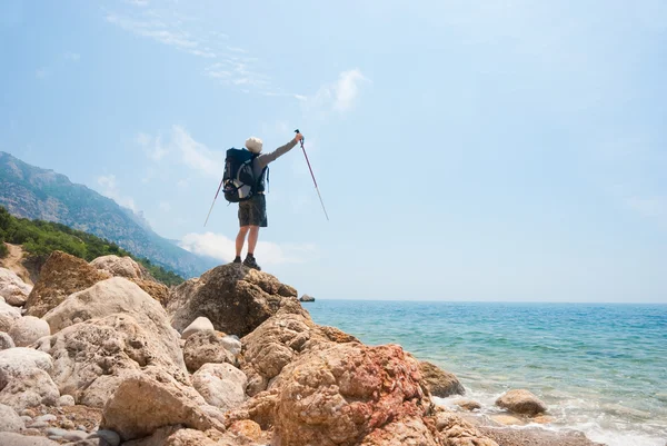 Escursionisti su una riva rocciosa del mare — Foto Stock