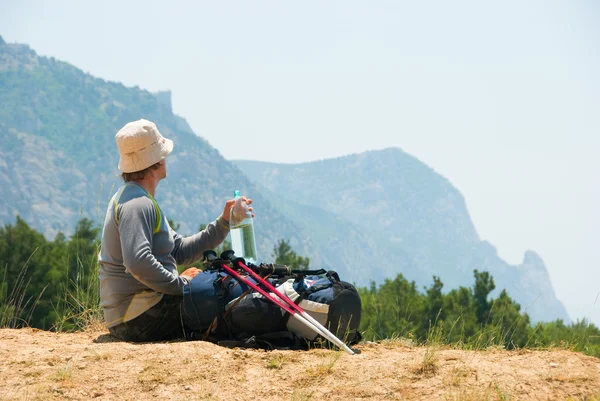 Bir tepeye yorgun hiker rahatlatır — Stok fotoğraf