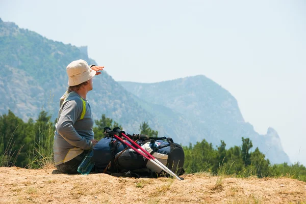 Müder Wanderer entspannt auf einem Hügel — Stockfoto