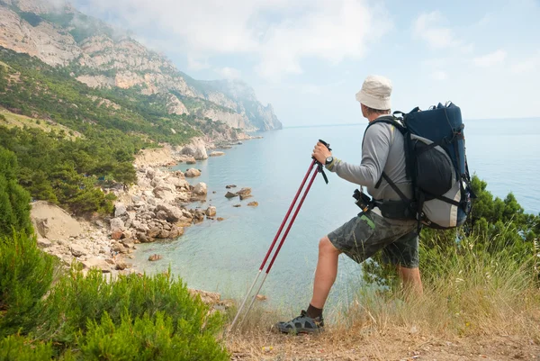Hiker enjoys landscape — Stock Photo, Image