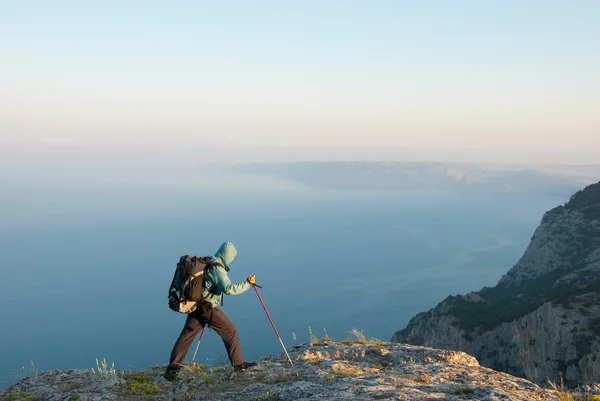 Wanderer auf einem Gipfel — Stockfoto