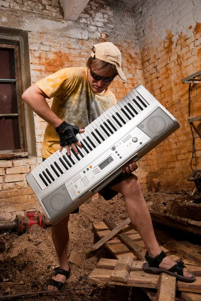 Музыкант играет на синтезаторе — стоковое фото