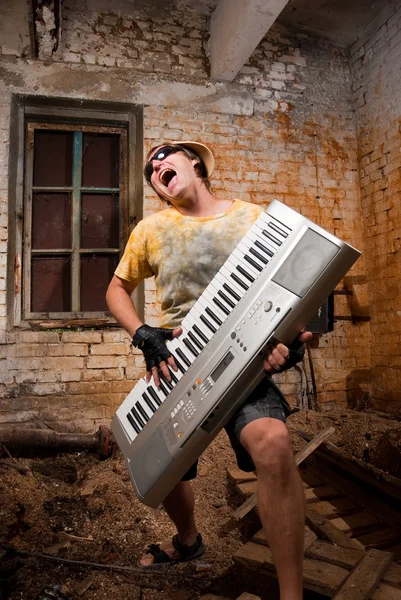 Zenész játszik egy szintetizátor — Stock Fotó