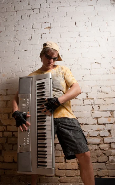 Portret van muzikant met synthesizer — Stockfoto