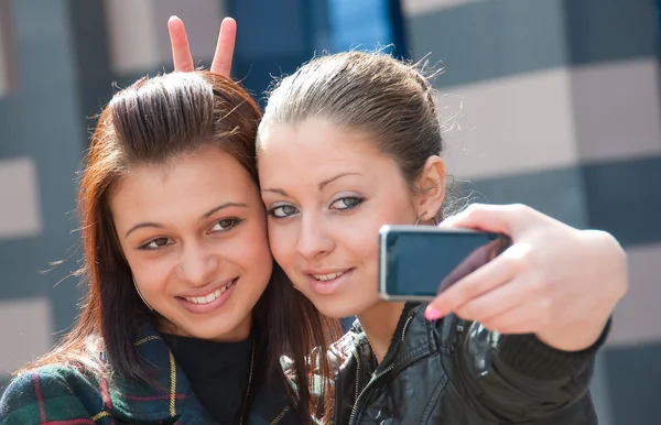 Két vidám fiatal lányok, hogy önarckép — Stock Fotó