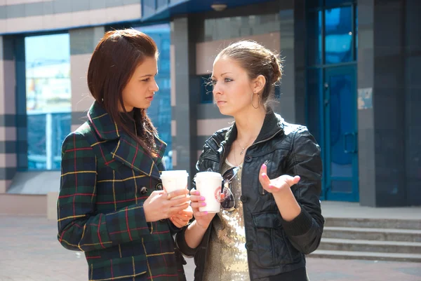 两个女孩在与咖啡的街道上 — 图库照片