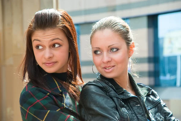 Portrét dvou mladých dívek ve městě — Stock fotografie