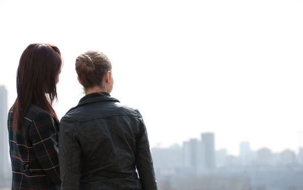 Két lány látszó-hoz város panorámaképpé — Stock Fotó