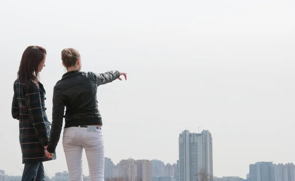 Duas meninas olhando para um panorama da cidade — Fotografia de Stock