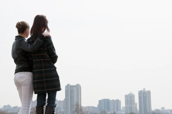 Duas meninas olhando para um panorama da cidade — Fotografia de Stock