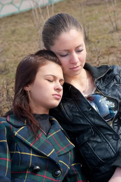 Zwei Mädchen entspannen sich in einem Park — Stockfoto