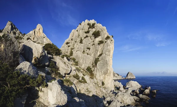 Скеля на березі моря Ліцензійні Стокові Фото