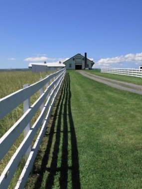 çiftlik evi, çit ve alan