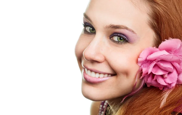 Mulher feliz com flor na orelha ove branco — Fotografia de Stock