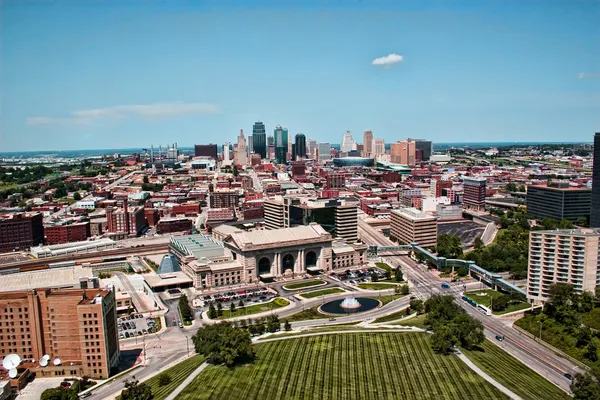 市中心堪萨斯城市天际线的视图 — 图库照片