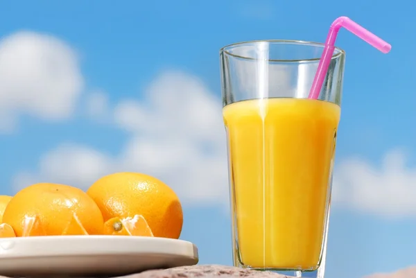 Sinaasappelsap en sinaasappel — Stockfoto