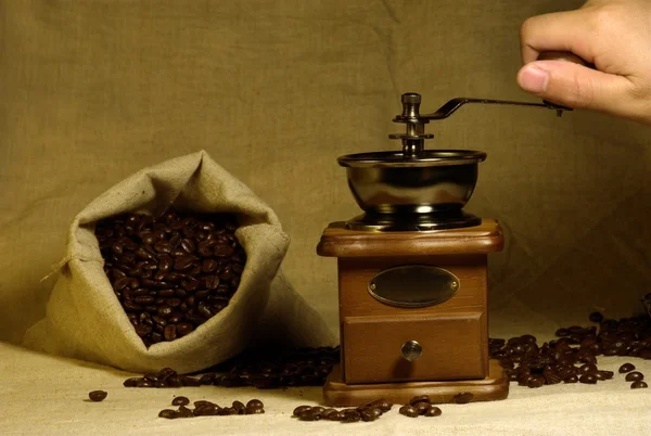 El retro Kahve değirmeni döndürmek — Stok fotoğraf