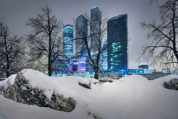 Skyskraporna i Moskva på vintern Royaltyfria Stockbilder