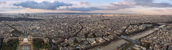 Amable a París desde Tour d 'Eiffel Fotos De Stock Sin Royalties Gratis