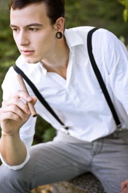 İnsan puro içerken düşünür.