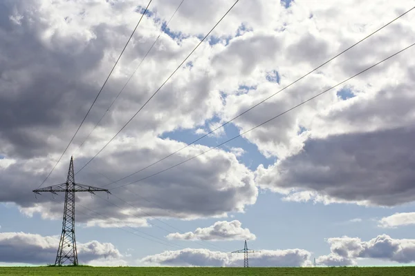 Linie energetyczne przed pochmurnego nieba — Zdjęcie stockowe