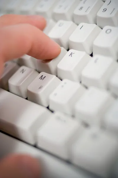 Closeup klávesnice s rukou — Stock fotografie