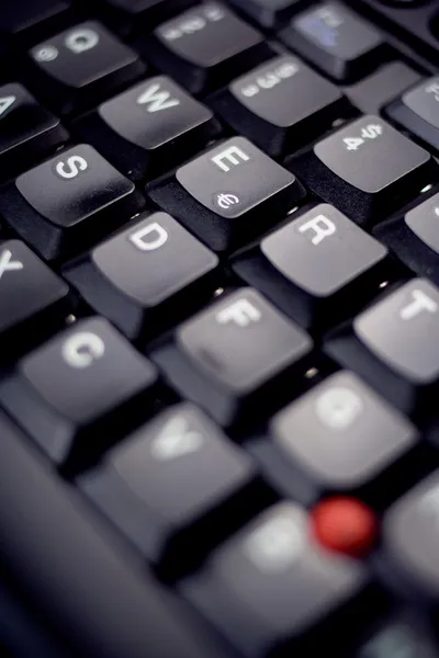 Gedetailleerde shot van een zwart toetsenbord — Stockfoto