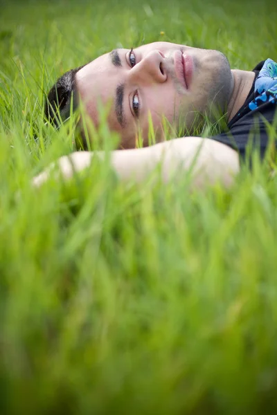 Relaxando na grama — Fotografia de Stock