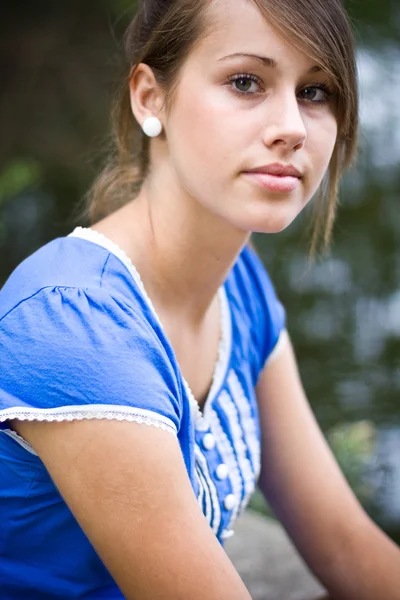 Kék felső fiatal lány portréja — Stock Fotó
