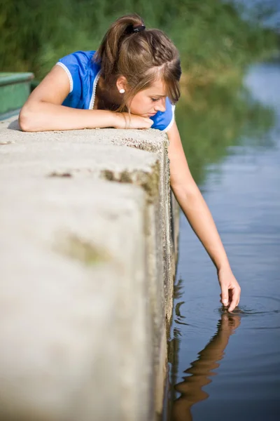 湖で若い女の子の肖像画 — ストック写真