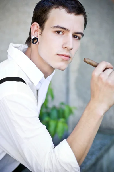 Homem pensa enquanto fuma charuto — Fotografia de Stock