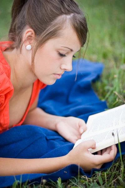 Молодая девушка расслабляется и читает книгу — стоковое фото