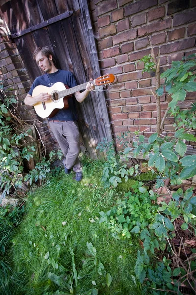 Ruwe land man zijn gitaar spelen — Stockfoto