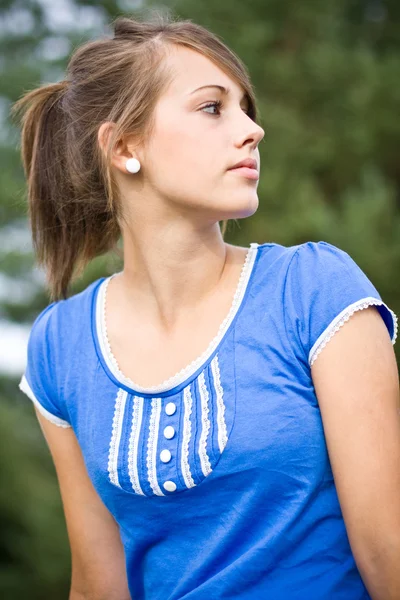 蓝色上衣的年轻女孩的肖像 — 图库照片