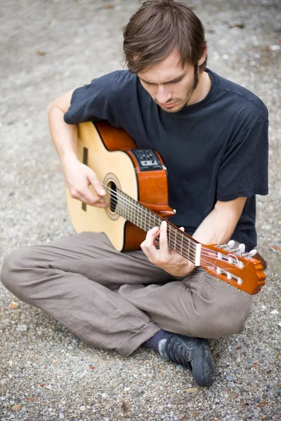 Ruwe land man zijn gitaar spelen — Stockfoto