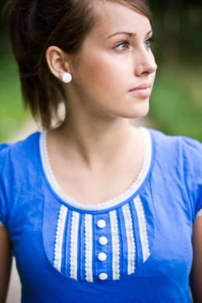 Portret van een jong meisje in blauwe terug naar boven — Stockfoto