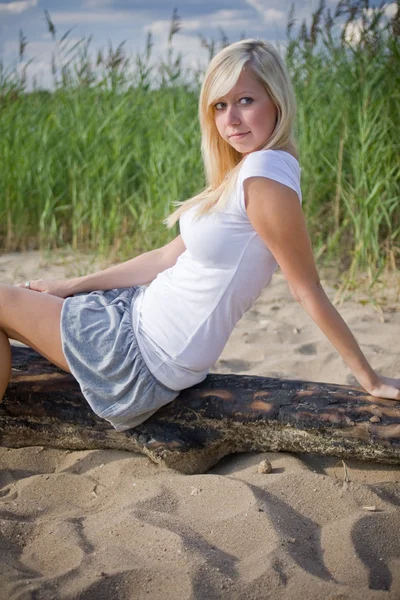 Chica rubia en la playa — Foto de Stock