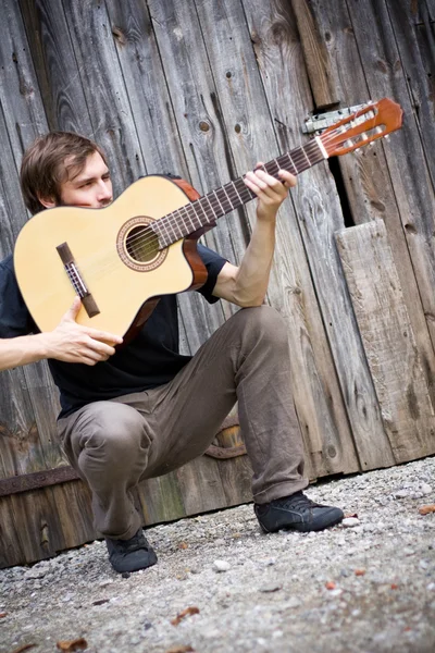 Grov land killen håller sin gitarr — Stockfoto
