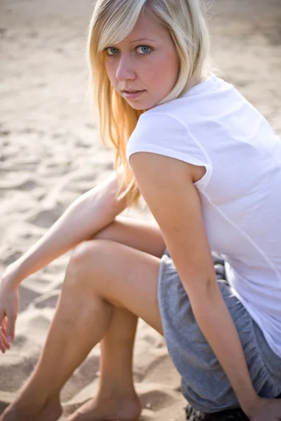 Blond meisje op het strand — Stockfoto