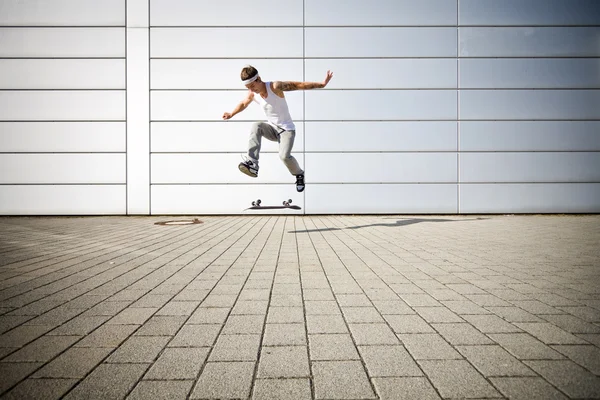 Skater att göra en flip — Stockfoto