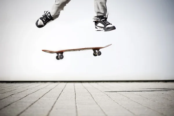 Skater faisant un olli — Photo