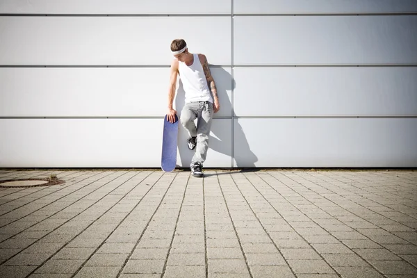 Skater tenant son skateboard — Photo