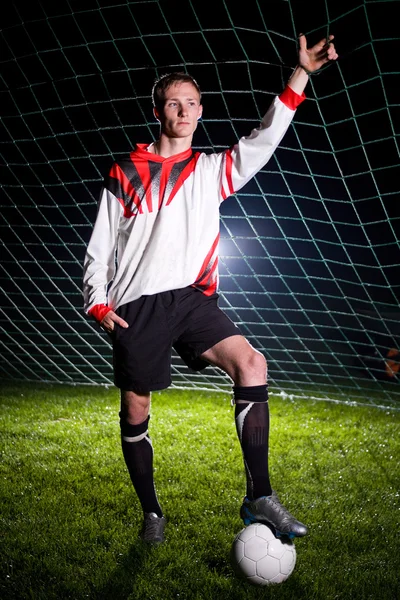 Giocatore di calcio al buio — Foto Stock