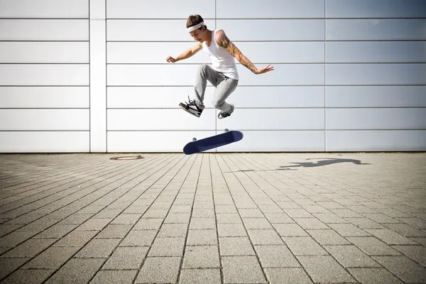 Skater faire un flip avec son skateboard — Photo