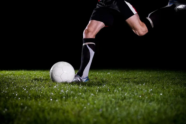 Voetbal in het donker — Stockfoto
