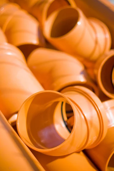 Un sacco di tubi in pvc arancione — Foto Stock
