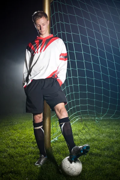 Fotbollspelare i mörkret — Stockfoto