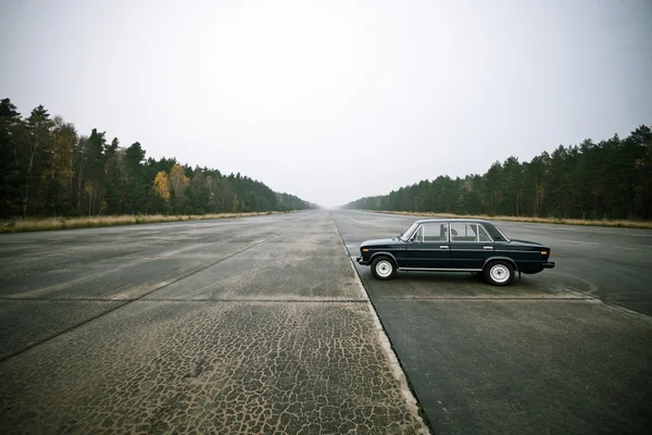 Ensam gammal bil — Stockfoto