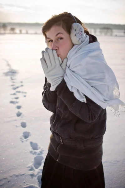 Dívka v zimě scéně — Stock fotografie